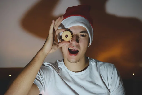 Nastolatek Próbuje Tradycyjnych Świątecznych Ciasteczek Jedzenie Zamiast Nauki Szeroki Uśmiech — Zdjęcie stockowe