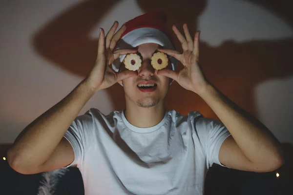 Забавное Выражение Лица Молодого Человека Рождественской Шляпе Человек Держит Рождественское — стоковое фото