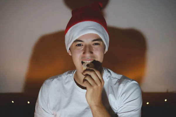 Młody Facet Smaczne Ciasteczka Świąteczne Przystojny Chłopak Uśmiechający Się Ustach — Zdjęcie stockowe