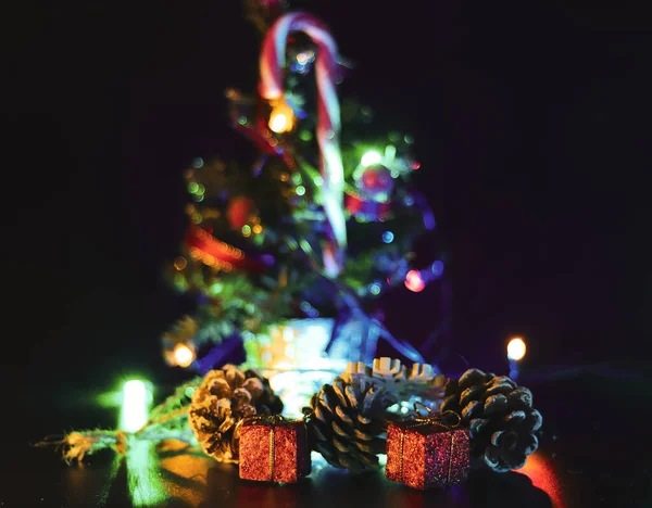 Рождественская Сцена Крупный План Красиво Завернутых Подарках Вместе Шишкой Задней — стоковое фото