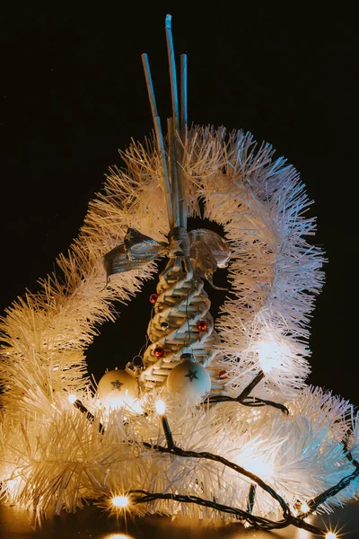 Hermosa Decoración Navideña Iluminada Por Pequeñas Bombillas Amarillas Sobre Fondo —  Fotos de Stock