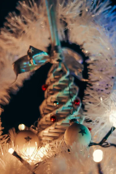 크리스마스흰 냄비의 사진입니다 배경이 나무가 아름다운 장식을 두르고 있는은 기분을 — 스톡 사진