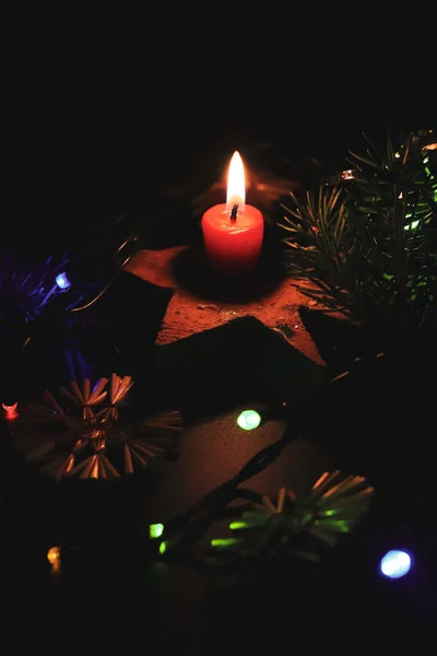 Pequeno Castiçal Com Uma Vela Vermelha Uma Chama Quente Que — Fotografia de Stock