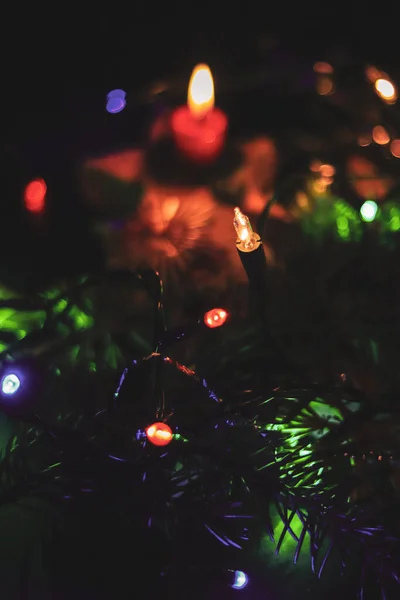 크리스마스의 조명에서 나오는 오렌지 하나를 하나로 링이나 나무에 매력적 촛대가 — 스톡 사진