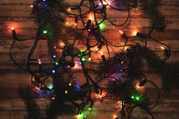 크리스마스 전구를 나무에 가문비나무 가지로 연결하는 크리스마스와 웰빙의 분위기 기독교 — 스톡 사진