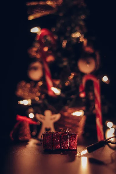 롤리팝 플라스크로 전형적 크리스마스 트리는 황금빛으로 포장되기를 기다리고 선물들을 자세히 — 스톡 사진