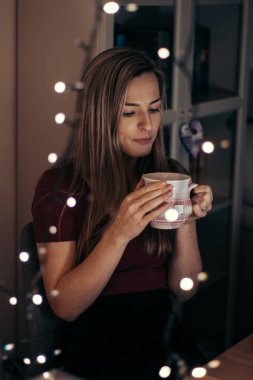 Avrupa etnik kökeninin güzelliği kendine ait bir anın tadını çıkarıyor. Geçmişini ve geleceğini düşünüyorum. Bir fincan çay için hayatının en önemli kararı. Duygusal eğriyi vurgulamak.