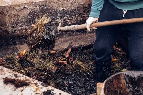 Jardinero Del Pueblo Para Barro Utiliza Una Horquilla Para Poner —  Fotos de Stock