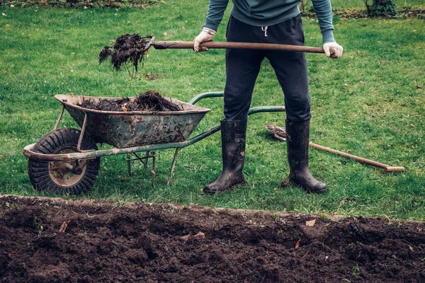 Giovane Giardiniere Vecchia Tuta Fare Lavoro Sporco Agricoltore Utilizza Forcone — Foto Stock