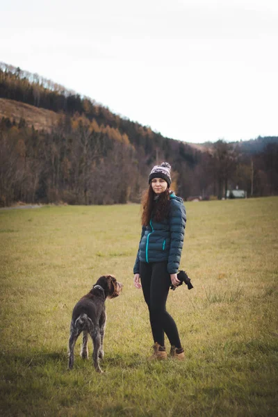 Linda Mulher Sorridente Está Uma Caminhada Com Seu Cão Bohemian — Fotografia de Stock