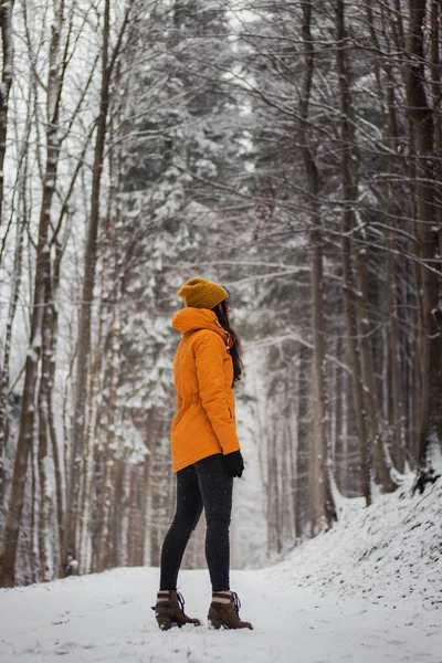Γυναίκα Ετών Στέκεται Στη Μέση Ενός Χιονισμένου Δρόμου Και Χιονίζει — Φωτογραφία Αρχείου