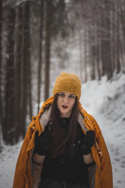 Młoda Dziewczyna Krzyczy Partnera Podczas Robienia Zdjęć Zimie Kobieta Wieku — Zdjęcie stockowe