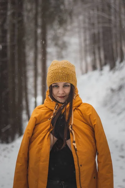 Éves Kék Szemű Fiatal Aki Próbálja Melegen Tartani Arany Kabát — Stock Fotó