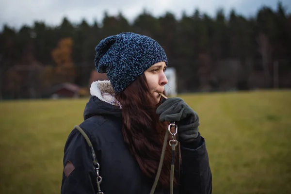 Ein Junger Züchter Winterkleidung Bläst Eine Hundepfeife Einen Streunenden Hund — Stockfoto