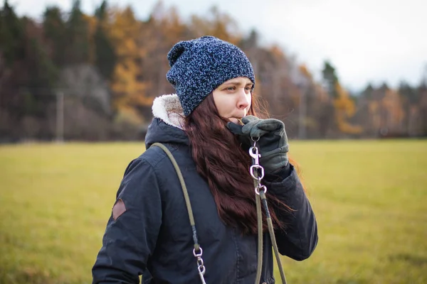 Young Dog Breeder Walk Her Dog Detail Attention Brunette Who — Fotografia de Stock