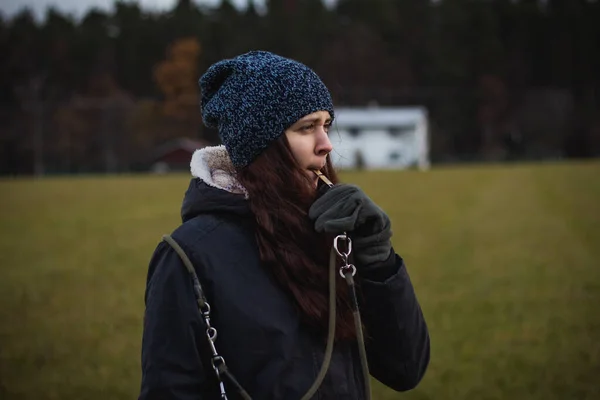 Junger Züchter Winterkleidung Bläst Eine Hundepfeife Einen Streunenden Hund Rufen — Stockfoto