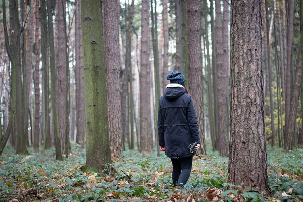 Retrato Uma Jovem Com Casaco Que Caminha Pela Floresta Tenta — Fotografia de Stock