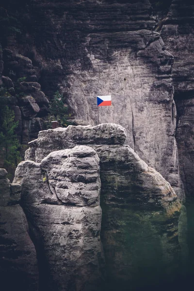 Česká Vlajka Vrcholu Skály Prašných Skalách Severu Čech Památné Místo — Stock fotografie