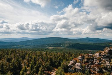 Yeşil deniz Çek topraklarına yayılır. Jizera Dağları 'nın panoraması ve Jizera' nın en yüksek dağları. Güneşli bir öğleden sonra. Dünyanın akciğerleri..