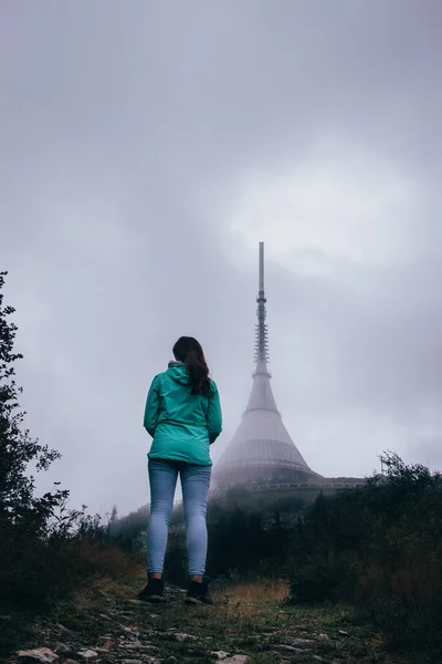 Brunetka Niebieskich Dżinsach Wspina Się Jested Czechy Uwielbiam Wieżę Telekomunikacyjną — Zdjęcie stockowe