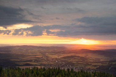 Çek Cumhuriyeti 'nin ünlü bir turizm merkezi olan Liberec, Jetd' in en yüksek dağında Altın Saat. Güneş Çek Cumhuriyeti 'nin batısındaki maden cevheri dağlarından batıyor. Yeryüzü kemirgen kırmızısı ışıkla doludur.