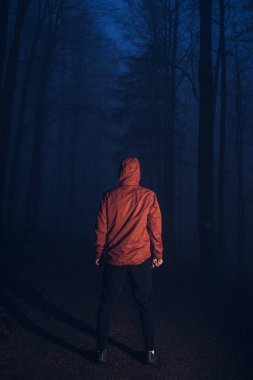 Adam karanlık bir ormanda hareketsiz duruyor, kendini geleceğini düşünürken bulmaya çalışıyor. Boşluk hissi, sıkışıklık. Adam iblisleriyle savaşmaya çalışıyor..