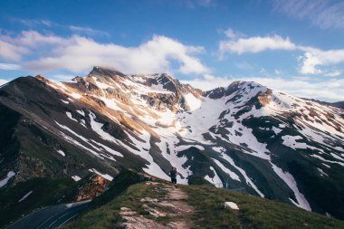 Grossglockner 'dan olağanüstü manzara Edelweispitze' nin en yüksek noktasından Avusturya Alpleri 'nin geri kalanına ve günbatımında ve mavi gökyüzünde güzel vahşi yaşam.
