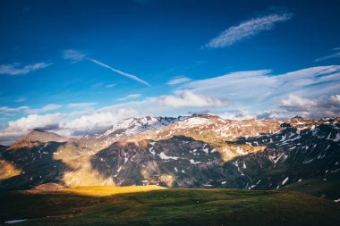 Grossglockner 'dan olağanüstü manzara Edelweispitze' nin en yüksek noktasından Avusturya Alpleri 'nin geri kalanına ve günbatımında ve mavi gökyüzünde güzel vahşi yaşam