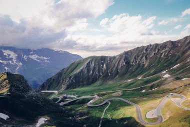 Avusturya 'nın güzel sarmal dağı Grossglockner Hochalpenstrasse federal Salzburg ve Carinthia eyaletlerini birbirine bağlıyor. Edelweissspitze 'den görüntü. Fırtına yaklaşıyor..