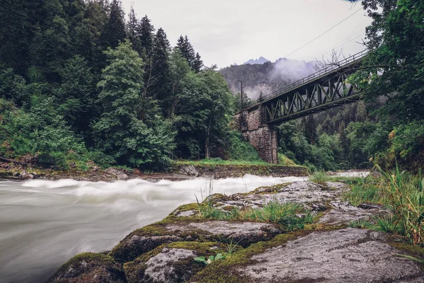 Antico Ponte Ferroviario Verde Sul Fiume Selvaggio Enns Caso Pioggia — Foto Stock