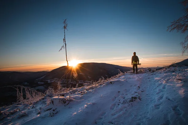 冬日升起在东波希米亚别斯基底山脉 一个身穿五颜六色外套的少年站在悬崖边 太阳从左边升起 成功的最后期限 — 图库照片