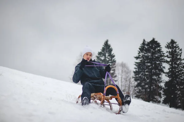 Teenager Catturato Cavalcando Una Slitta Legno Cercando Regolare Sua Direzione — Foto Stock