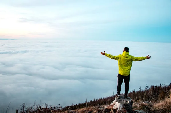 Muž Věku Let Stojí Rozpřaženýma Rukama Těší Vítězství Hrdosti Svou — Stock fotografie