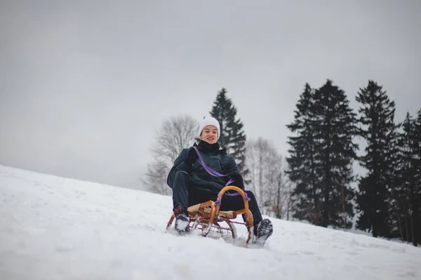 Glädjande Leende Ung Sextonårig Pojke Ridande Historisk Träsläde Skidbacke Farlig — Stockfoto