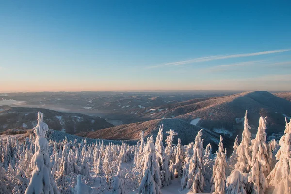 捷克共和国别斯基底山脉丽萨荷拉 晨曦在雪白的风景中醒来 蓝蓝的美丽天空和橘红色的日出 — 图库照片