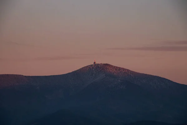 Lysa Hora 'nın akşam ışığı ve kırmızı-turuncu tonundaki görüntüsü. Soğuk gün batımı. Beskydy Dağı, Czech Cumhuriyeti, Avrupa manzarası.