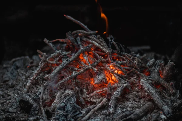 Restos Poderoso Elemento Natural Fogo Que Está Morrendo Lentamente Mas — Fotografia de Stock