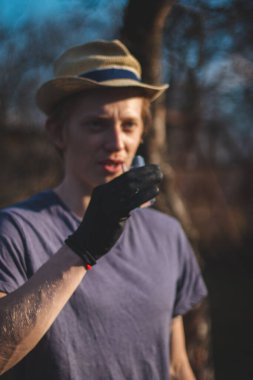 Komşularla güneşli, normal bir günde kırsalda yorucu bir iş gününden sonra slivovitz yudumlamak. Komşular arasında iyi ilişkileri sürdürmek. Czech Cumhuriyeti 'nde sıradan bir gün.. 