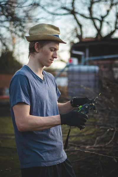 Blond Muscleman Working Hard Cut Thick Branch Finish Job Late — Stock Photo, Image