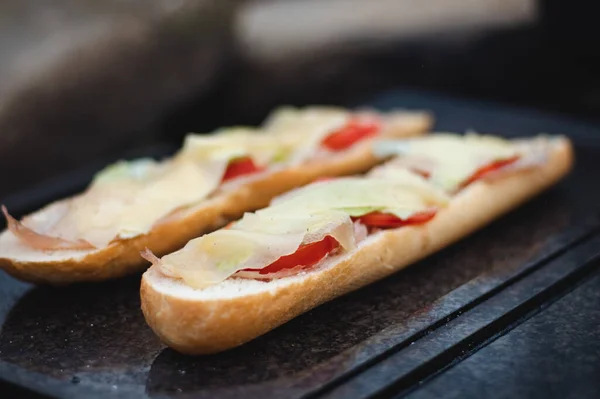 Gegrilltes Baguette Mit Butter Und Hühnerschinken Tomaten Und Scheibenkäse Wird — Stockfoto