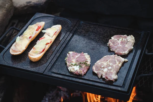 Mens Bereidt Een Sappige Varkenshals Met Basilicum Barbecue Kruiden Een — Stockfoto