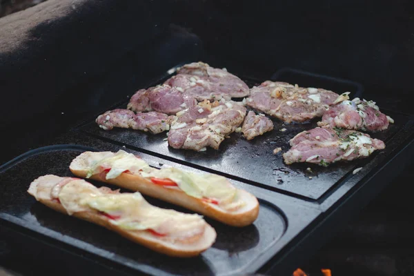 Mens Bereidt Een Sappige Varkenshals Met Basilicum Barbecue Kruiden Een — Stockfoto