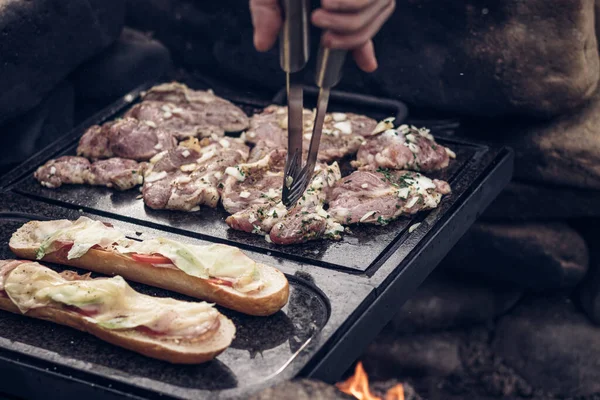 Mens Bereidt Een Sappige Varkenshals Met Basilicum Barbecue Kruiden Een — Stockfoto