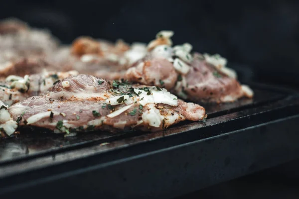 Prachtig Detail Van Het Grillen Van Varkensvlees Een Granieten Steen — Stockfoto