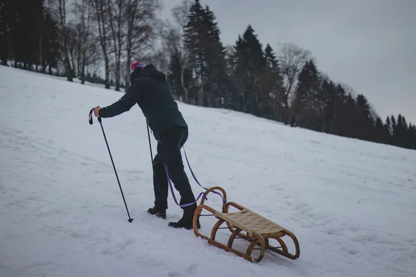 Grimpeur Tire Vers Haut Traîneau Bois Pour Monter Sur Piste — Photo