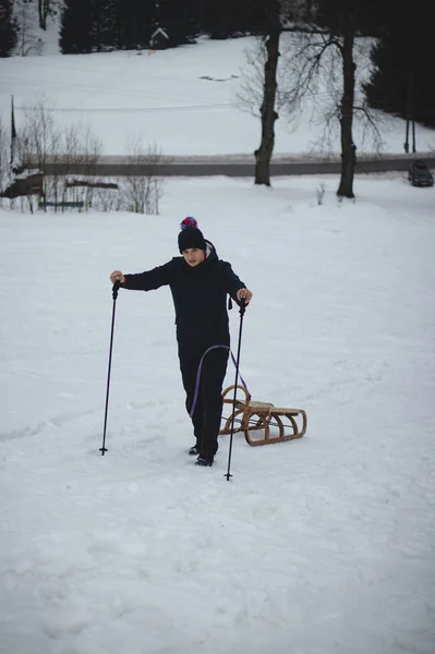 Grimpeur Tire Vers Haut Traîneau Bois Pour Monter Sur Piste — Photo