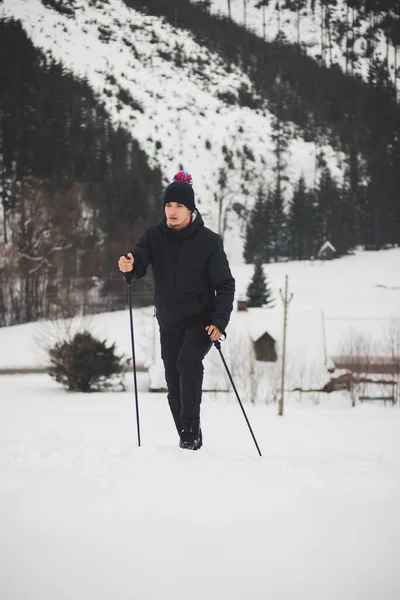 Homem Roupas Inverno Sobe Pista Esqui Para Topo Com Ajuda — Fotografia de Stock