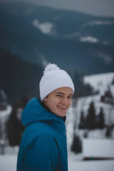 Szczery Portret Chłopca Dziecięcym Radosnym Uśmiechem Zimowej Białej Czapce Niebieskiej — Zdjęcie stockowe