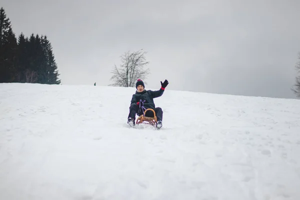 Menschen Winterlicher Schwarzer Kleidung Genießen Lächelnd Eine Fahrt Auf Einem — Stockfoto