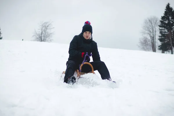 Uomo Adulto Inverno Vestiti Neri Cavalca Alta Velocità Una Slitta — Foto Stock